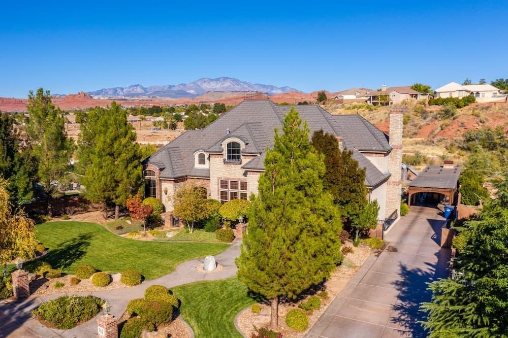 Beautiful brick home with Southern Utah red cliffs and mountains in the background